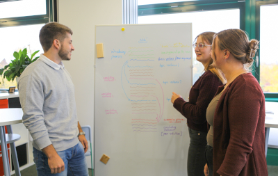 Schüler vor einem der Meet up Boards