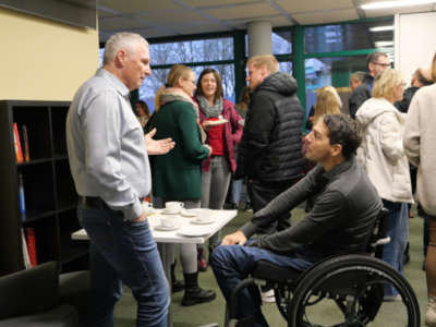 Austausch am Betriebetag der Hans-Leipelt-Schule, im Vordergrund rechts Herr Müller von der EAA Schwaben im Gespräch mit einem Betriebevertreter