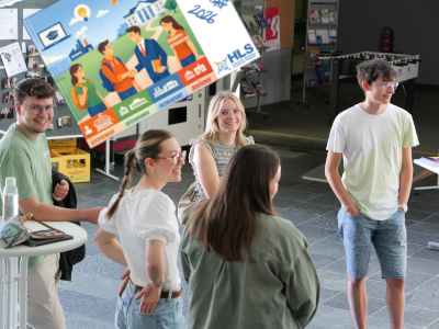 (ehem.) Schüler im Gespräch am Zukunftstag
